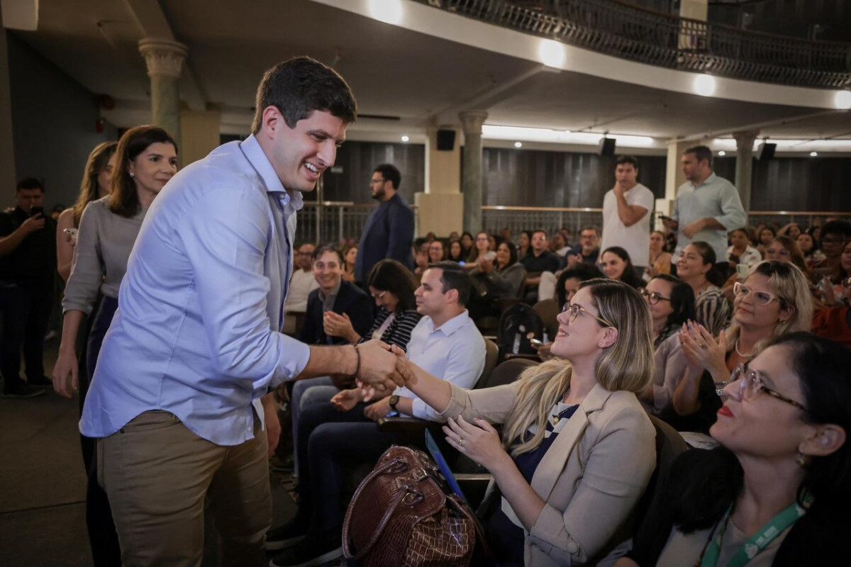 Prefeito João Campos recepciona 507 novos servidores da saúde
