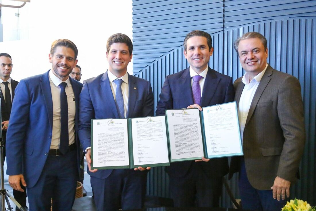 João Campos assina acordo voltado à transformação digital da Câmara dos Deputados